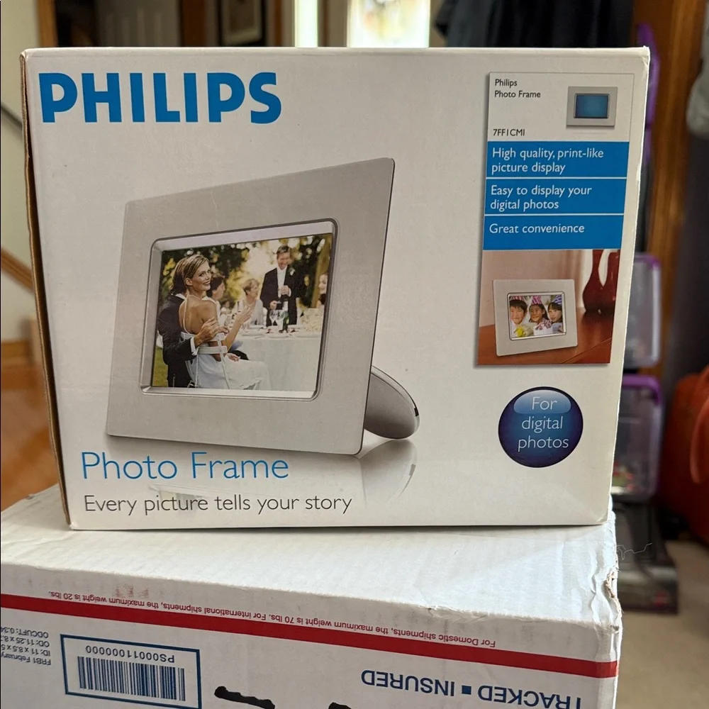 Philips White Digital Photo Frame - Picture 1 of 2